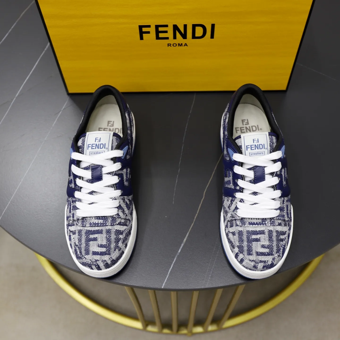 Ex-factory price: 640🔥Couple model (top original order) Brand: FENDI Size: 35-44 (customized for men 38 and 45) Grade: original order quality High version Material: Imported original cowhide stitching ➕ High-quality and comfortable lining Original TPU lightweight anti-slip outsole Style category: Travel fashion casual shoes Versatile trend